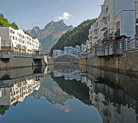 Yellow Mountain Bridge Over River Inn Montes Huang Exterior foto