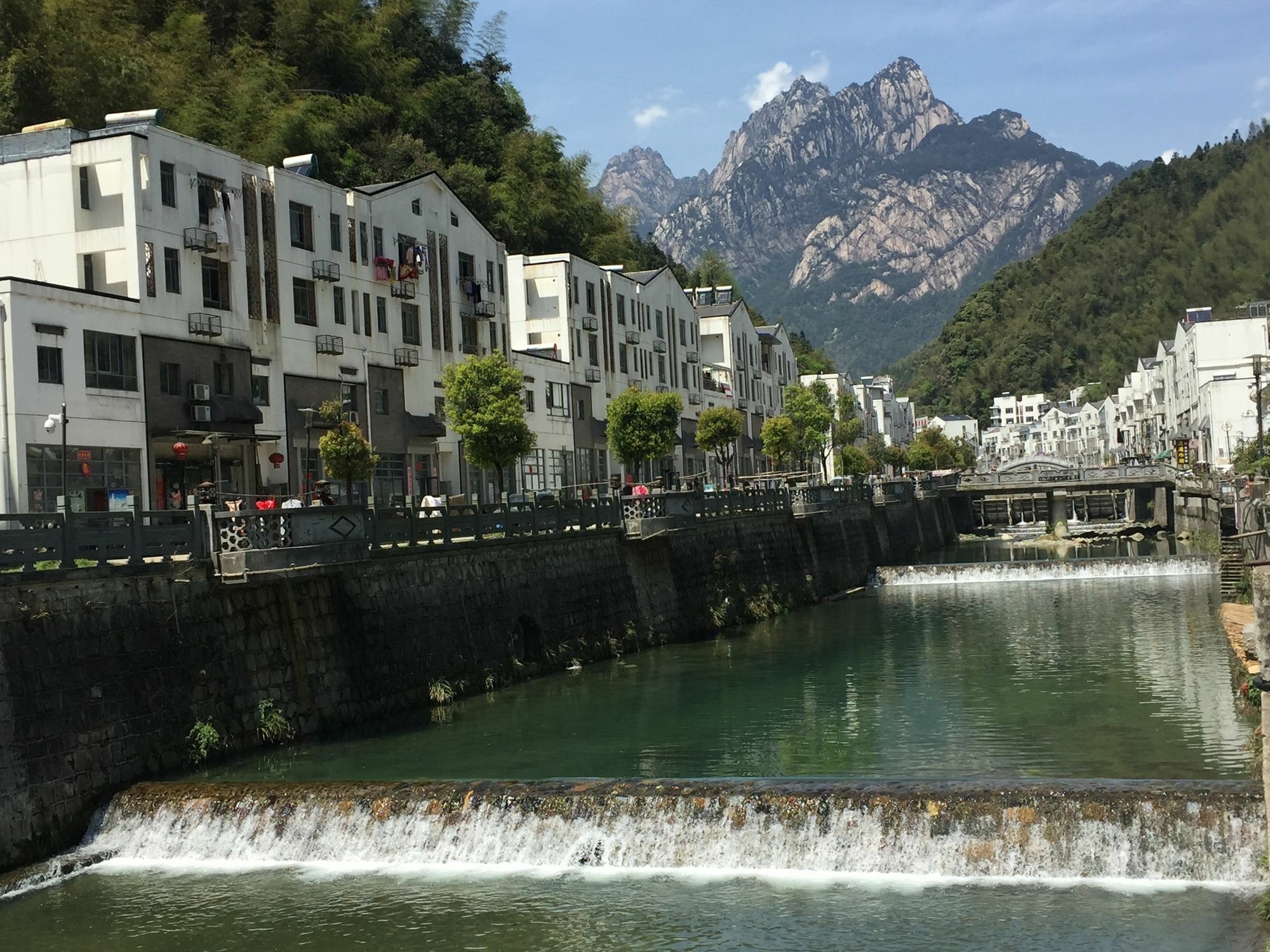 Yellow Mountain Bridge Over River Inn Montes Huang Exterior foto